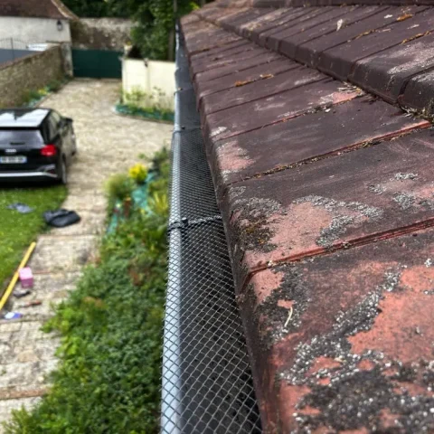 Toiture de maison à Maule 78580 avec nettoyage, traitement DALEP et grillage anti-feuilles réalisé par MY RÉNOVATION